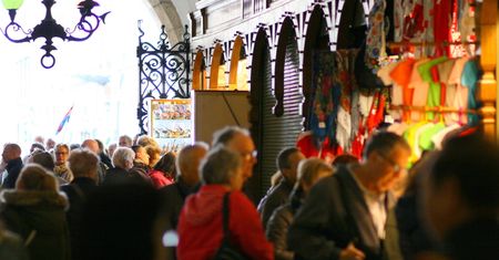 Kosmiczny czynsz za kram w Sukiennicach. Jak 10 metrów zarobi na 40 tys. zł?