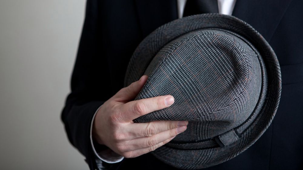 Dopasowany kapelusz założymy nie tylko do garnituru, ale także do codziennych stylizacji