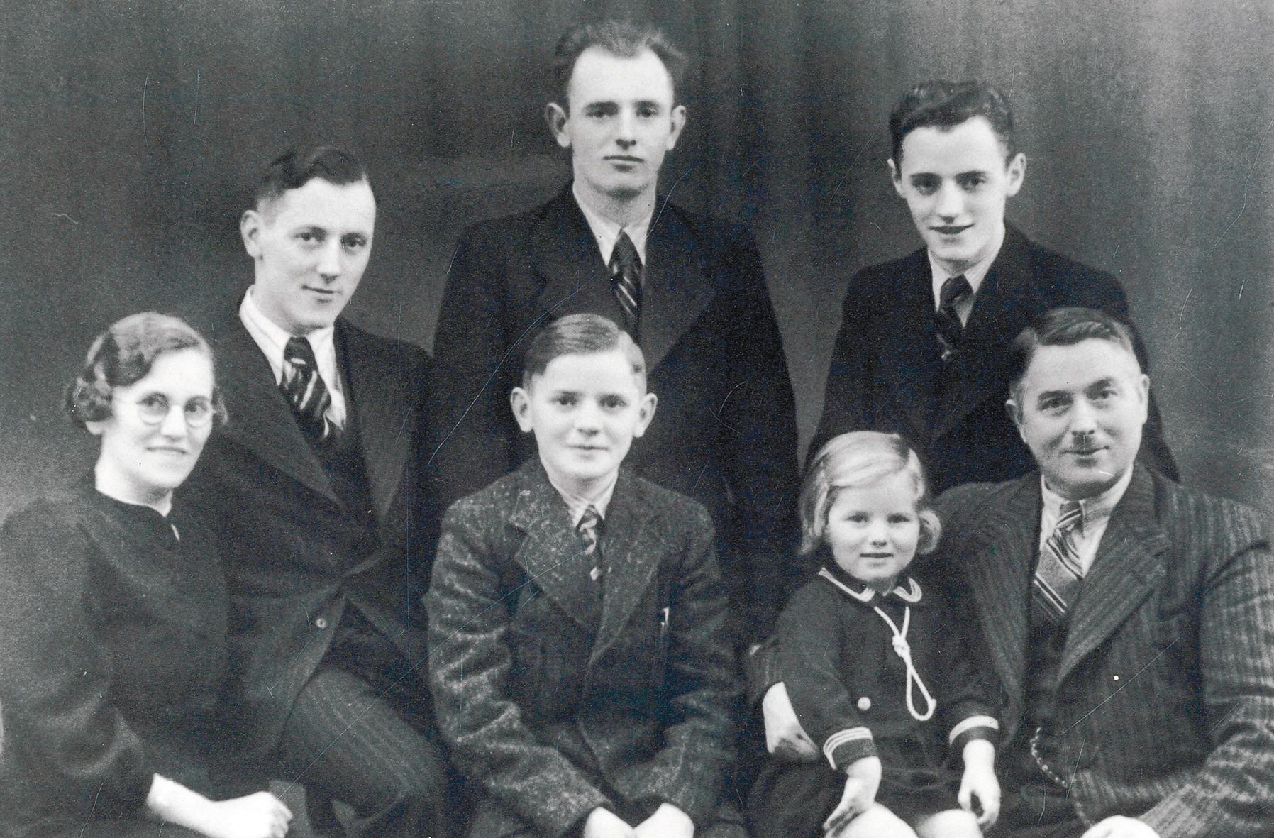 Ole Kirk Christiansen z żoną Sofią i pięciorgiem dzieci. Czworo pochodziło z pierwszego małżeństwa