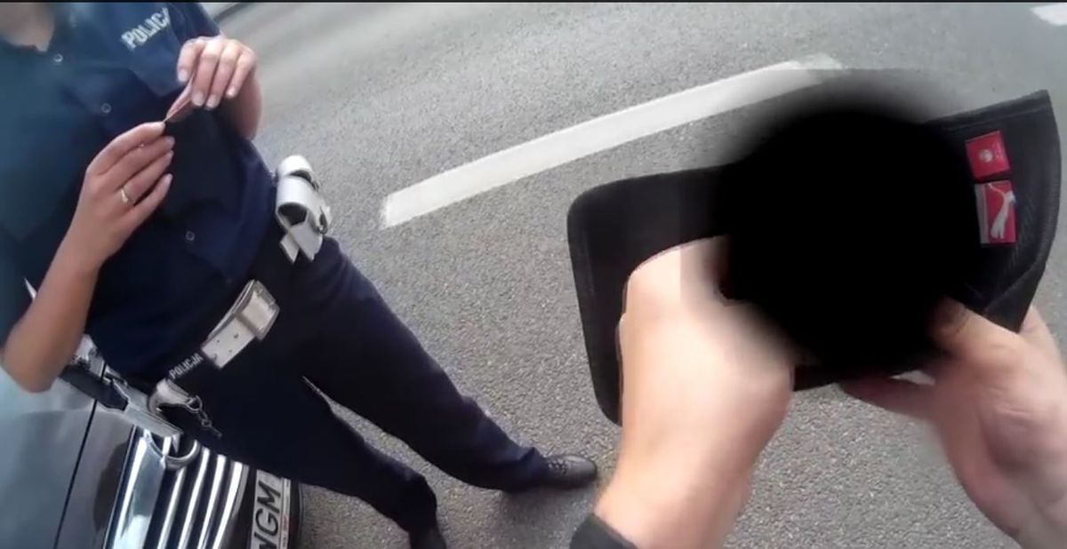 Motocyklista opublikował film, na którym policja odbiera mu prawo jazdy. "Ku przestrodze"