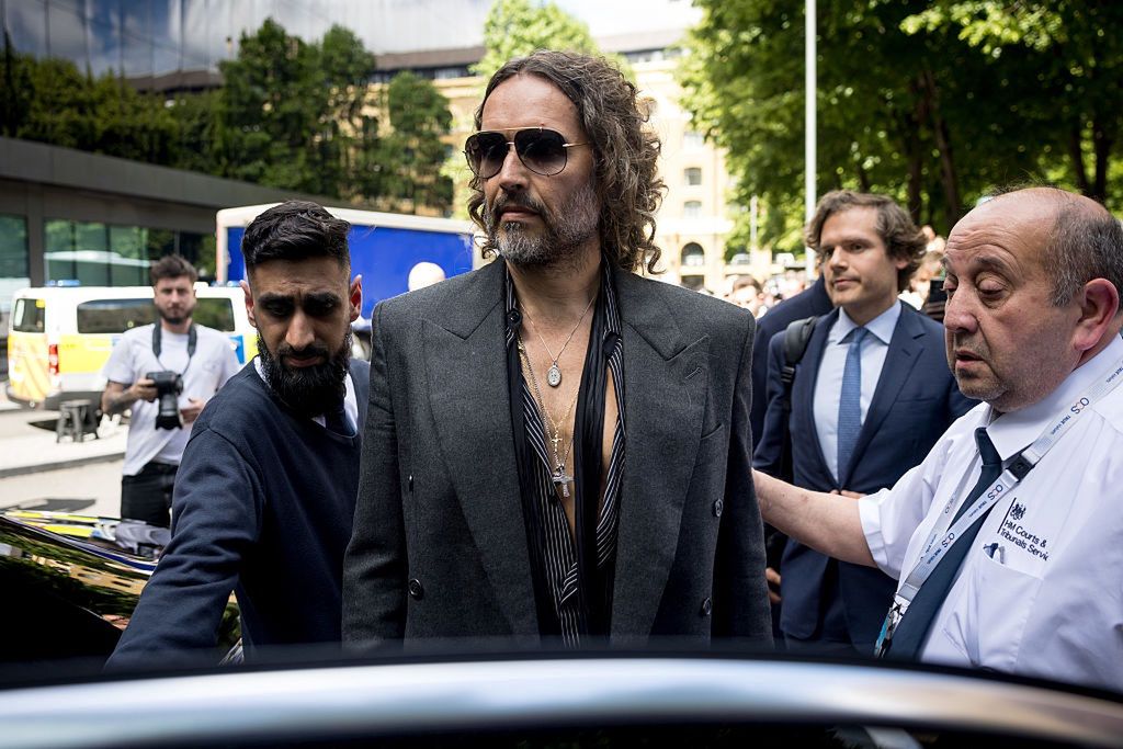 Russell Brand przed rozpoczęciem rozprawy