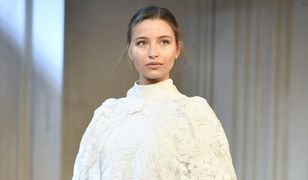 Julia Wieniawa w bikini. Wygrzewa się na swoim tarasie