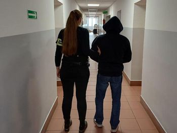 Łęczyce: Policyjny nalot na posesję i mieszkanie 51-latka. Mężczyzna nielegalnie produkował alkohol