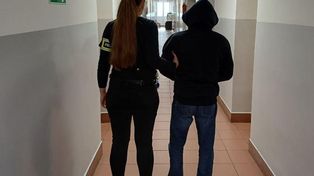 Łęczyce: Policyjny nalot na posesję i mieszkanie 51-latka. Mężczyzna nielegalnie produkował alkohol