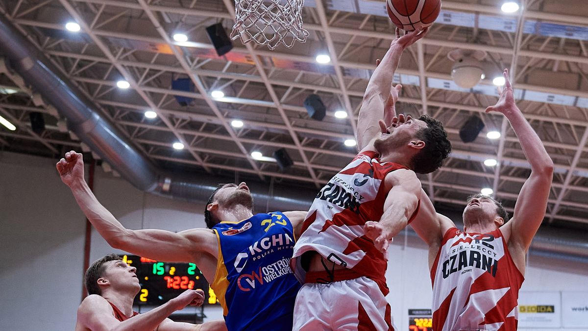 PAP / Adam Warżawa /  Zawodnik Grupy Sierleccy Czarnych Słupsk Billy Ivey (C-P) i Michał Michalak (C-L) z BM Stali Ostrów Wlkp.