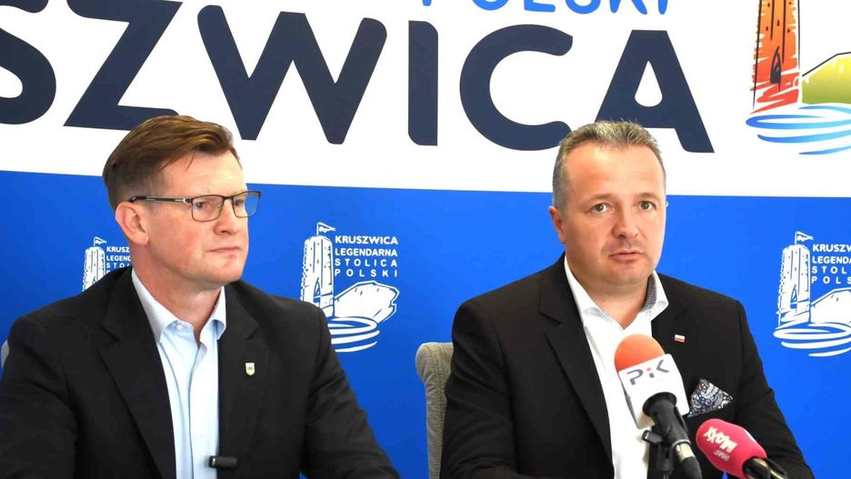 Mikołaj Bogdanowicz ( po prawej) podsumował pierwszy rok swoich rządów na stanowisku burmistrza Kruszwicy. W pracach wspiera go zastępca burmistrza Adam Pilarski (po lewe)