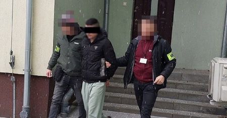 Ugodził nożem dwukrotnie kolegę i uciekł z miejsca zdarzenia. W tle alkohol i awantura