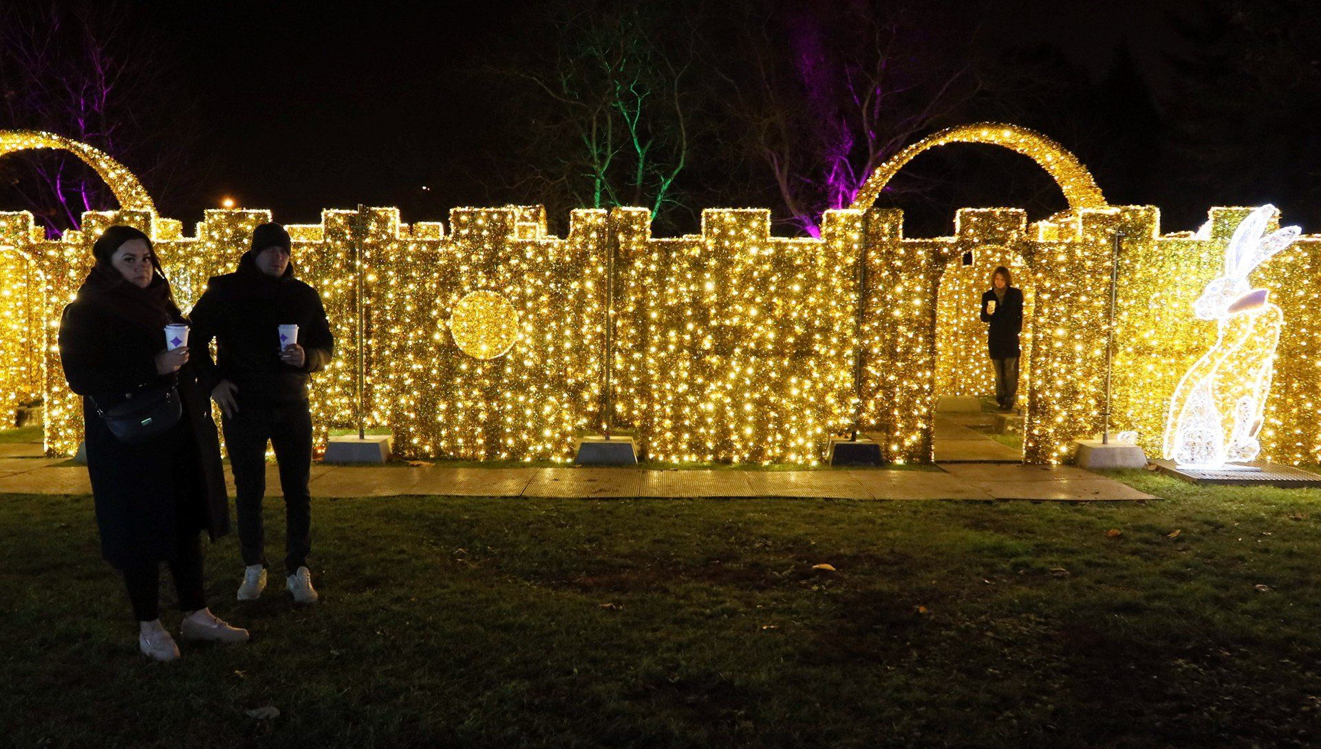 Magicznie i kolorowo, czyli Alicja w Ogrodzie Czarów. Mamy zdjęcia z otwarcia Lumina Parku.