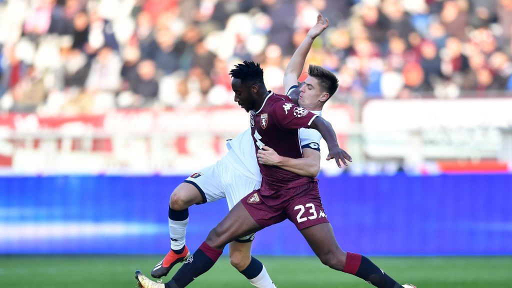 Getty Images / Valerio Pennicino / Na zdjęciu: Krzysztof Piątek walczący o piłkę z Soualiho Meite