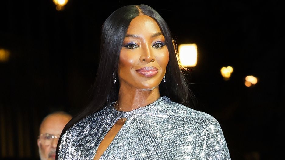 Naomi Campbell w srebrnej sukni na gali Nagród Fashion 2022 w Londynie