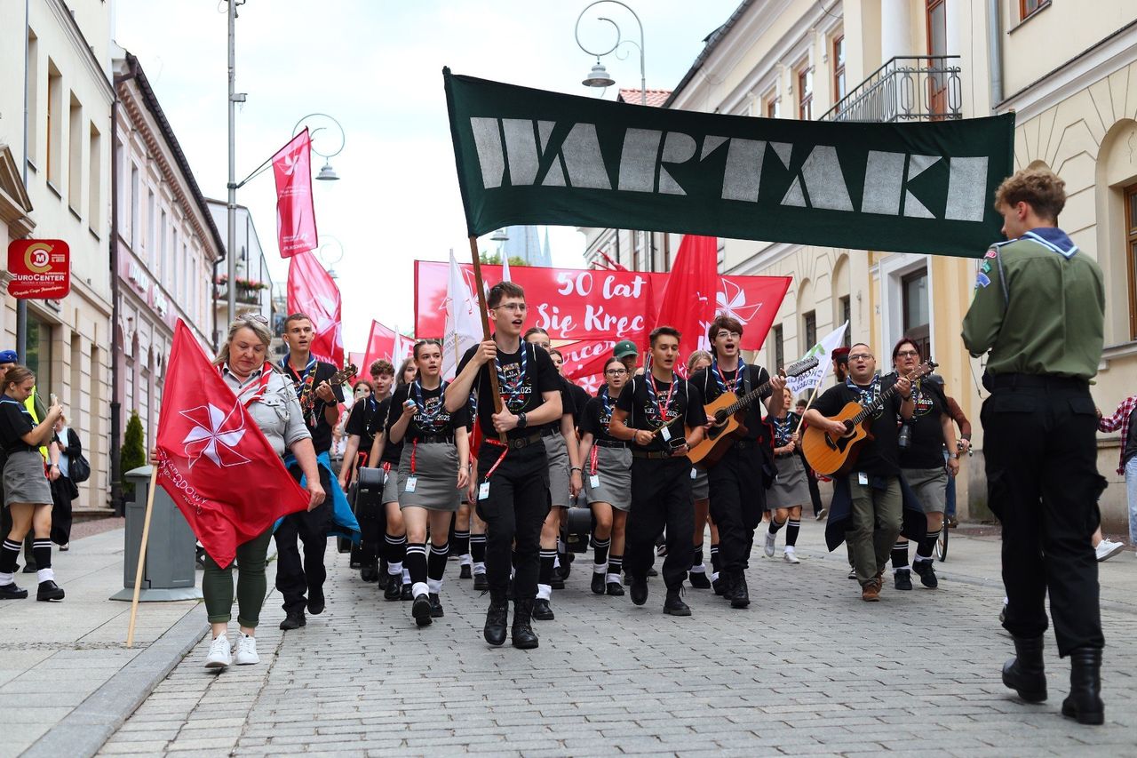 Kolorowy korowód  52. Międzynarodowego Harcerskiego Festiwalu przeszedł przez Kielce. „Wiatraczek” oficjalnie rozpoczęty