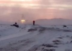 Grenlandia - chcieli zrobić selfie, wpadli w 6-metrową szczelinę