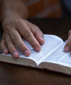 "Drastyczne". Ocenzurowali Biblię, Kościół oburzony