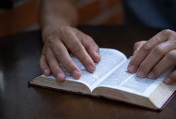 "Drastyczne". Ocenzurowali Biblię, Kościół oburzony