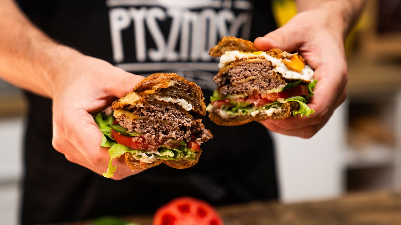 Burger w croissancie zamiast klasyka? Francuska wersja bije go na głowę