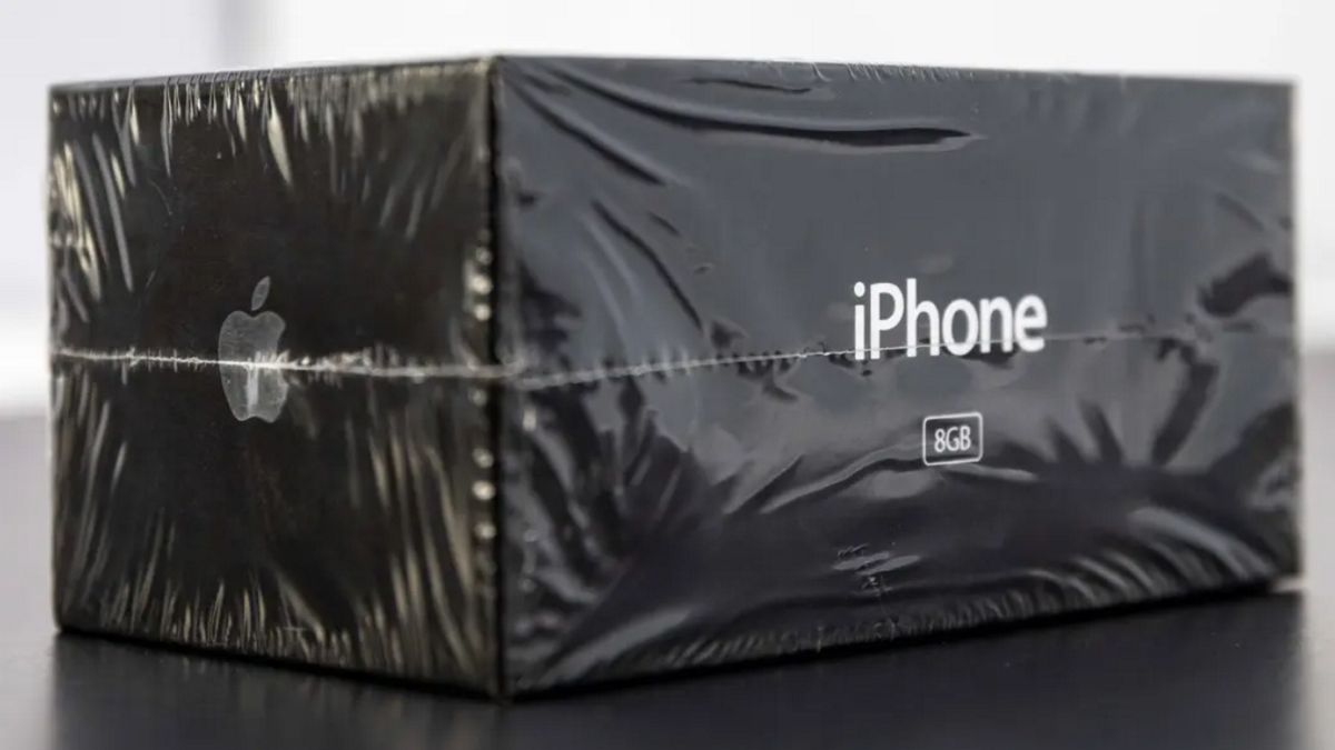 Pierwszy iPhone został sprzedany