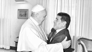 Rzecznik Watykanu wyjawił, jak papież Franciszek przyjął śmierć Diego Maradony. "Wspomina go w modlitwach"