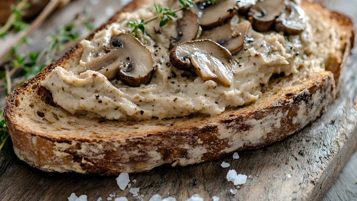 Pasta z pieczarek najlepiej smakuje na świeżym pieczywie