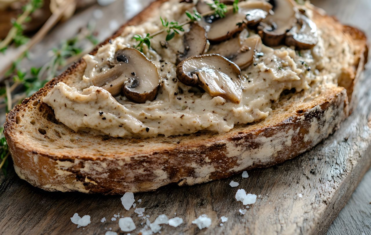 Ta pasta z pieczarek najlepiej smakuje jesienią. Cała rodzina chętnie smaruje nią pieczywo
