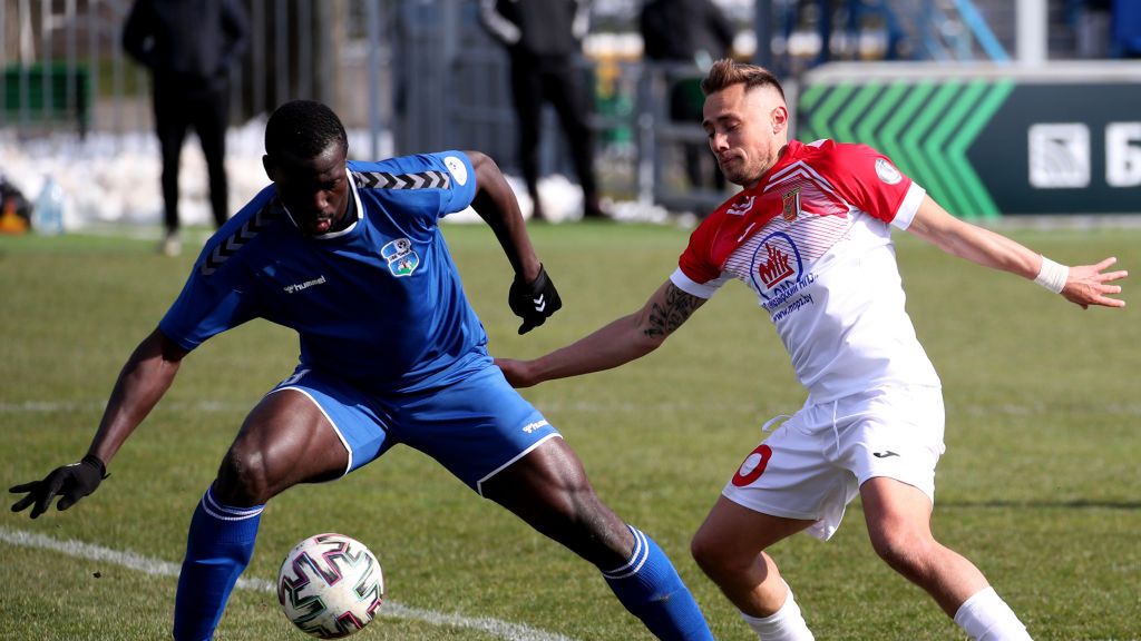 Zdjęcie okładkowe artykułu: Getty Images / Natalia Fedosenko\TASS / Na zdjęciu: Souleymane Koanda z FK Słuck przy piłce