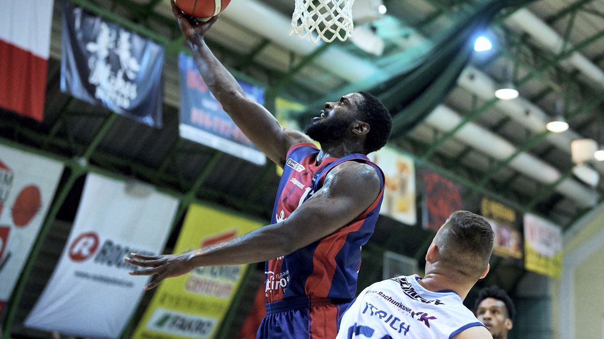 PAP / Adam Warżawa / Na zdjęciu: Mateusz Itrich (z prawej) i Michael Fakuade (z lewej)