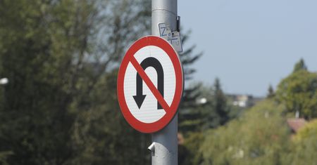 Zawracanie na skrzyżowaniu – kiedy wolno wykonać ten manewr?