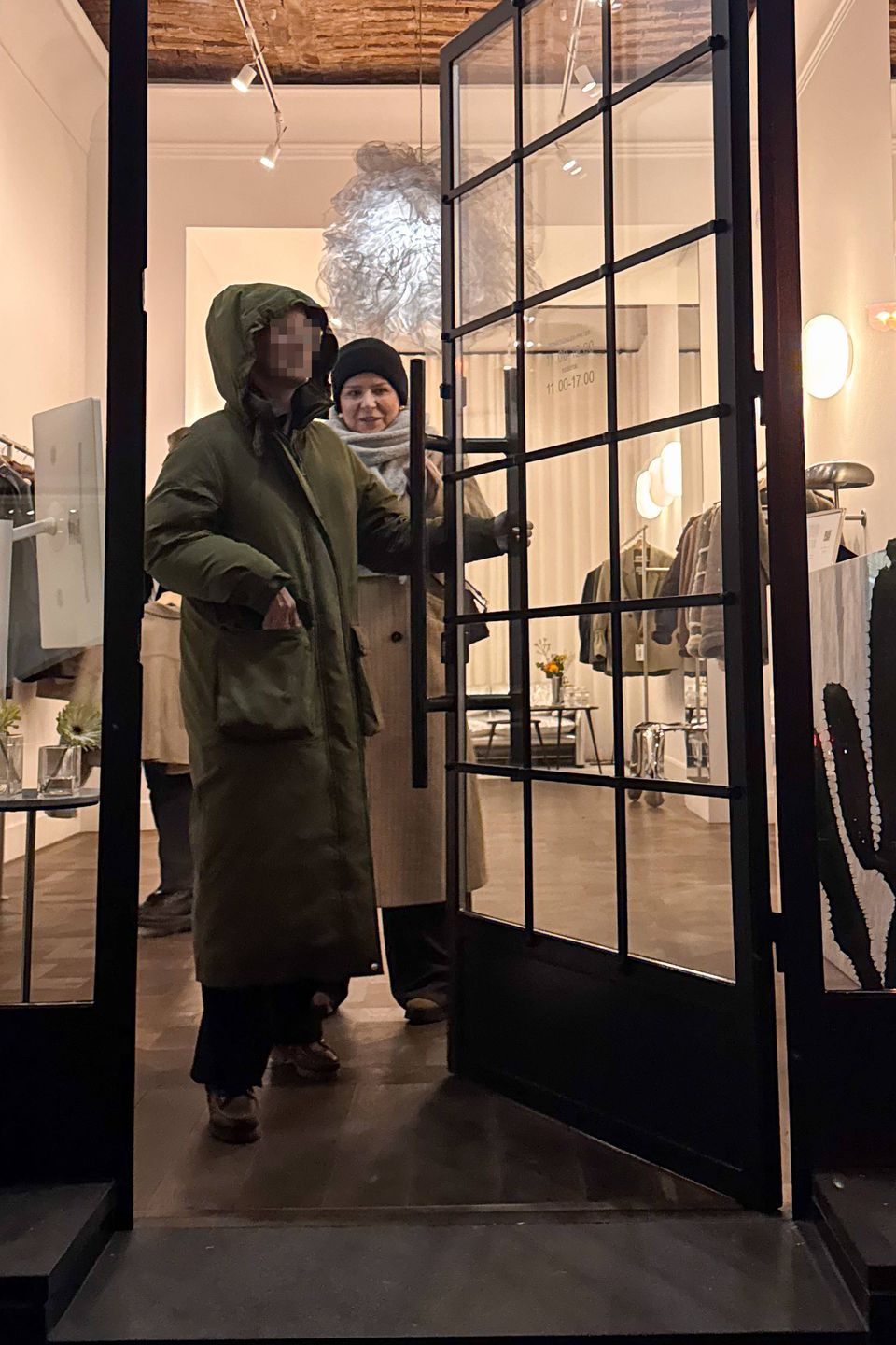Aneta Zając stroi się w butiku