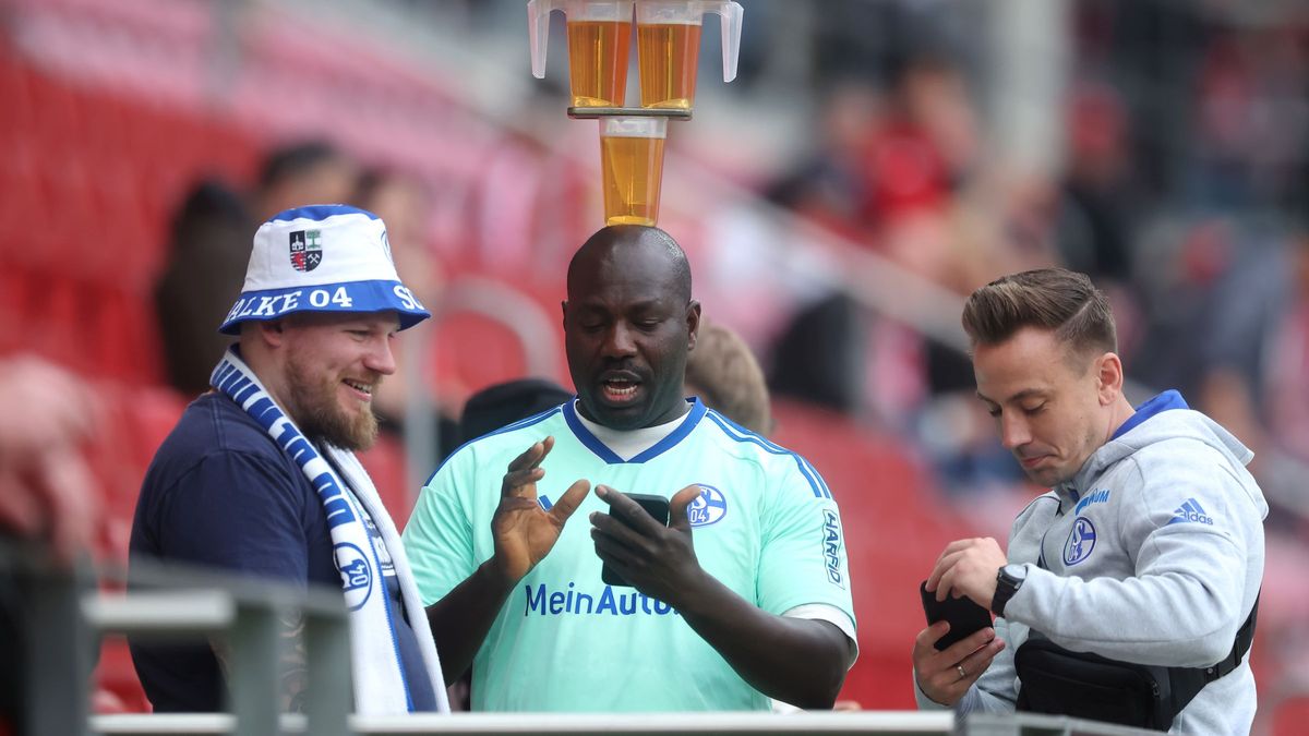 Zdjęcie okładkowe artykułu: Getty Images / Alex Grimm / Na zdjęciu: kibic Schalke 04