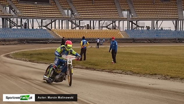 Krzysztof Kasprzak na pełnym gazie. W łuku Bartosz Zmarzlik