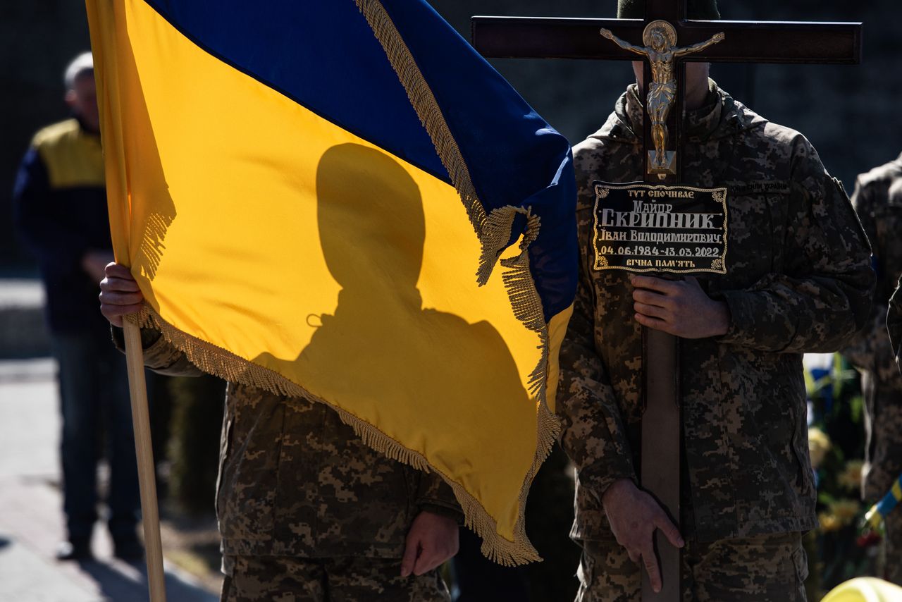 Na pogrzeby ukraińskich żołnierzy przychodzi tysiące osób 