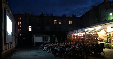 Wakacyjne kino plenerowe „Kino w bramie – Królewska 3”
