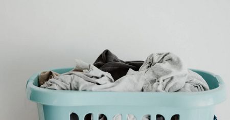 Kosz na pranie – wiklinowy, drewniany czy z innego materiału?
