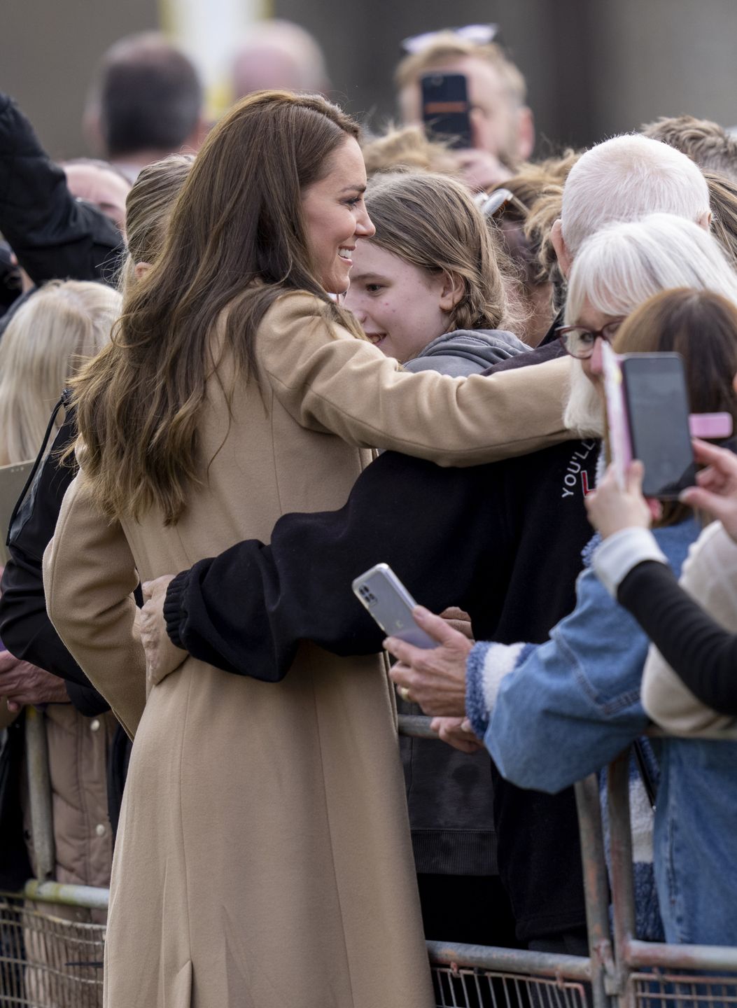 Szykowna Kate Middleton w kamelowym "total looku" dba z księciem Williamem o zdrowie psychiczne brytyjskiej młodzieży