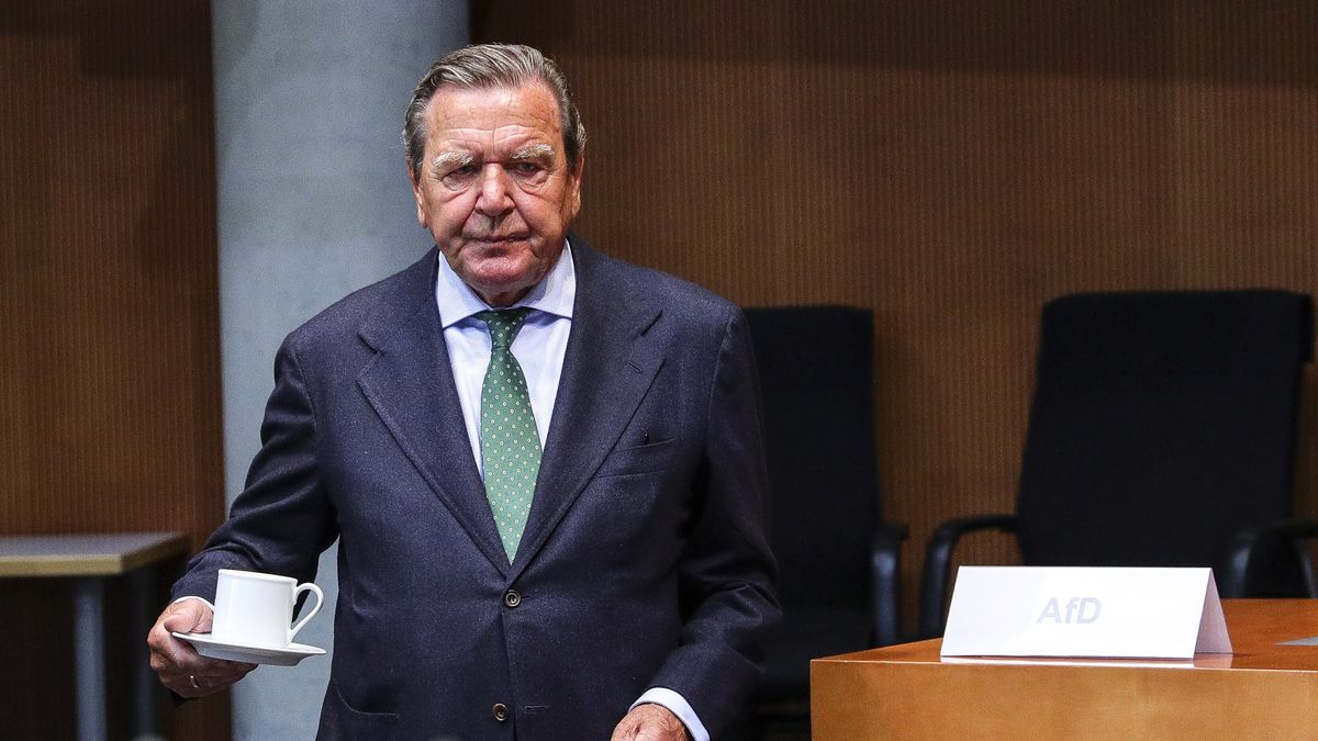 (FILE) - Former German Chancellor Gerhard Schroeder, prior to a hearing on the 'Nord Stream 2' Baltic gas pipeline at the Bundestag in Berlin, Germany, 01 July 2020 (reissued 20 May 2022). German ex-Chancellor Schroeder will leave the board of directors of Russian oil giant Rosneft, the company announced in a statement on 20 May 2022 adding that 'it is impossible to extend his powers on the company's board of directors'. EPA/OMER MESSINGER *** Local Caption *** 56187171 Dostawca: PAP/EPA.