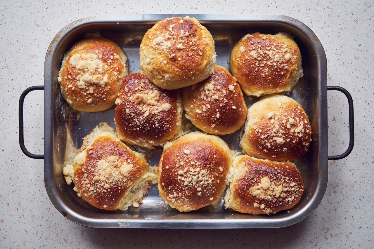 Homemade yeast buns always disappear very quickly.