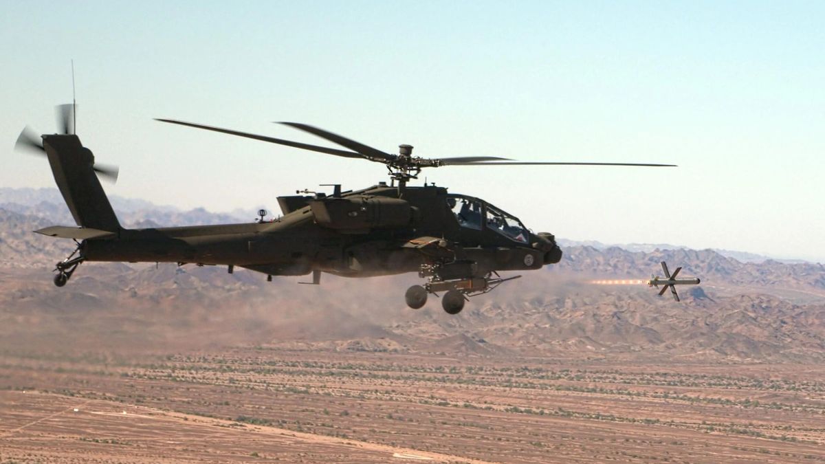 Apache wystrzeliwujący pocisk Spike NLOS, zdjęcie poglądowe