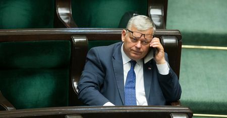 Suski o "okupancie brukselskim". "To rezygnacja z suwerenności"