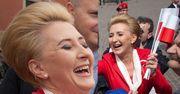 Rozradowana Agata Kornhauser-Duda rozdaje flagi mieszkańcom stolicy (FOTO)