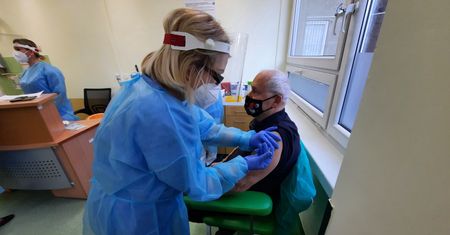 Szczepienia na COVID. Przełomowy moment. W poniedziałek do Wrocławia trafi preparat Moderny