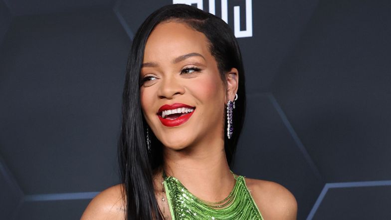 Przystrojona cekinami Rihanna eksponuje NAGI CIĄŻOWY brzuch na oscarowym afterparty u Adele 