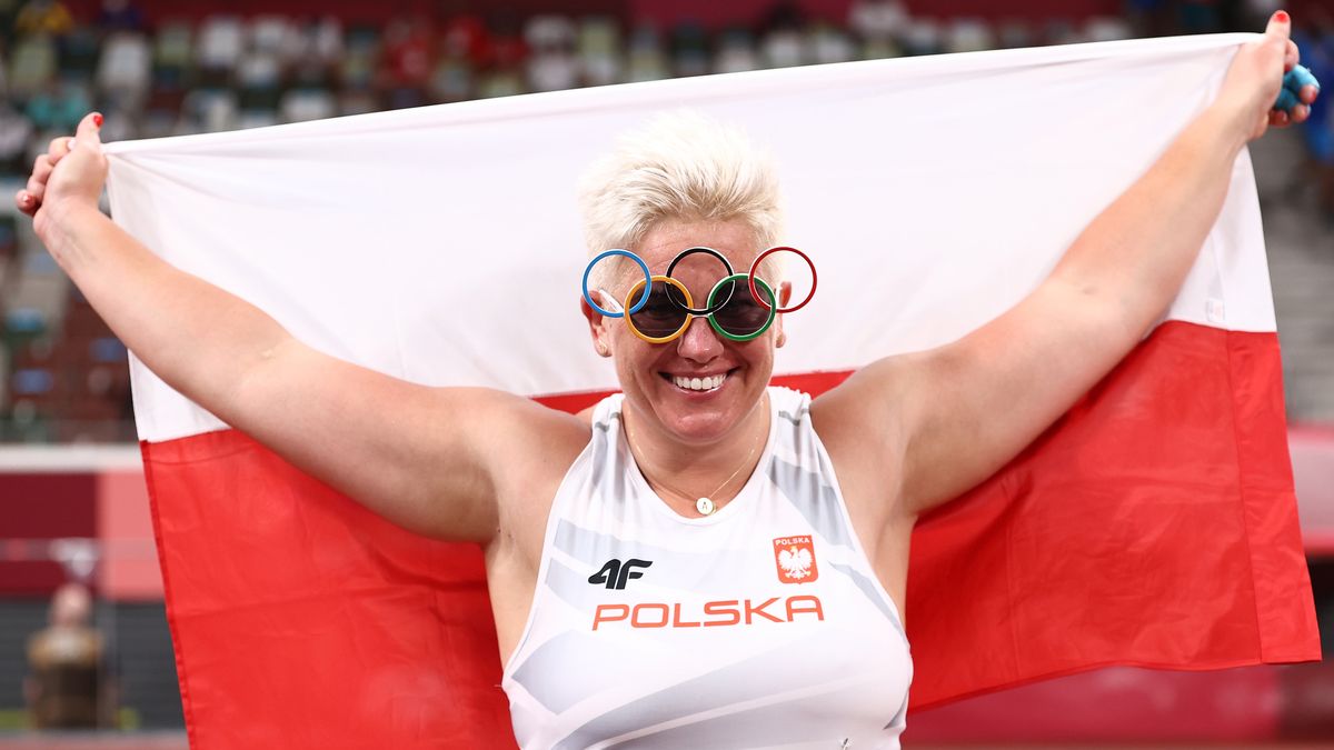 TOKYO, JAPAN - AUGUST 03:  Anita Wlodarczyk of Team Poland celebrates after winning gold in the Women's Hammer Throw Final on day eleven of the Tokyo 2020 Olympic Games at Olympic Stadium on August 03, 2021 in Tokyo, Japan. (Photo by Ryan Pierse/Getty Images)