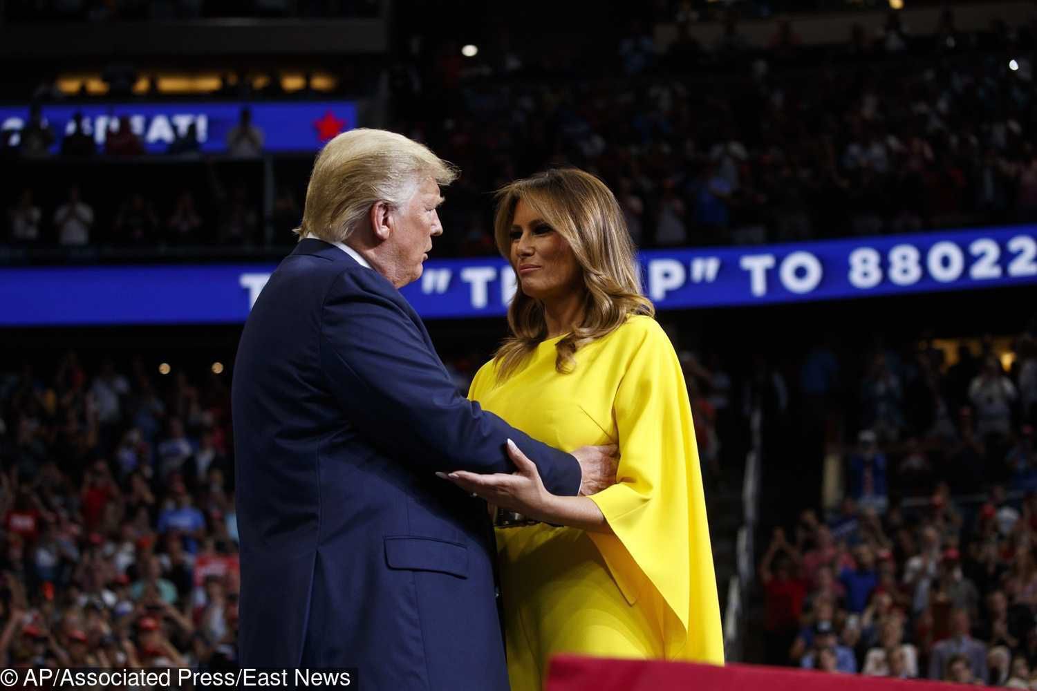 Melania Trump w żółtym kombinezonie wspiera Donalda Trumpa