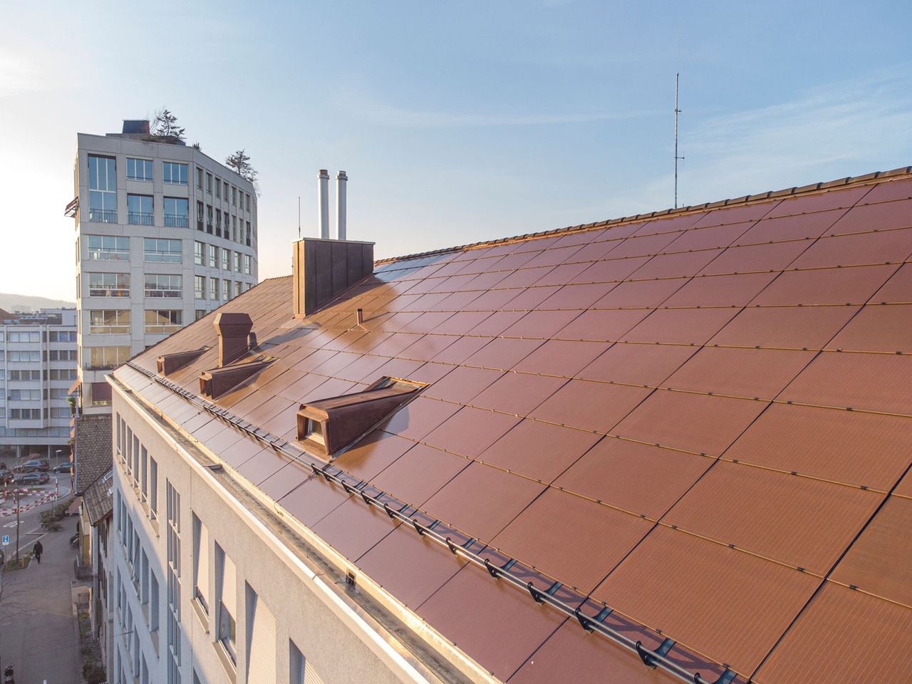 Panele fotowoltaiczne jak dachówki. Nie uwierzysz, jak dobrze wyglądają