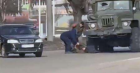 Ukraińcy zauważyli na drodze rannych Rosjan. "Poddają się"