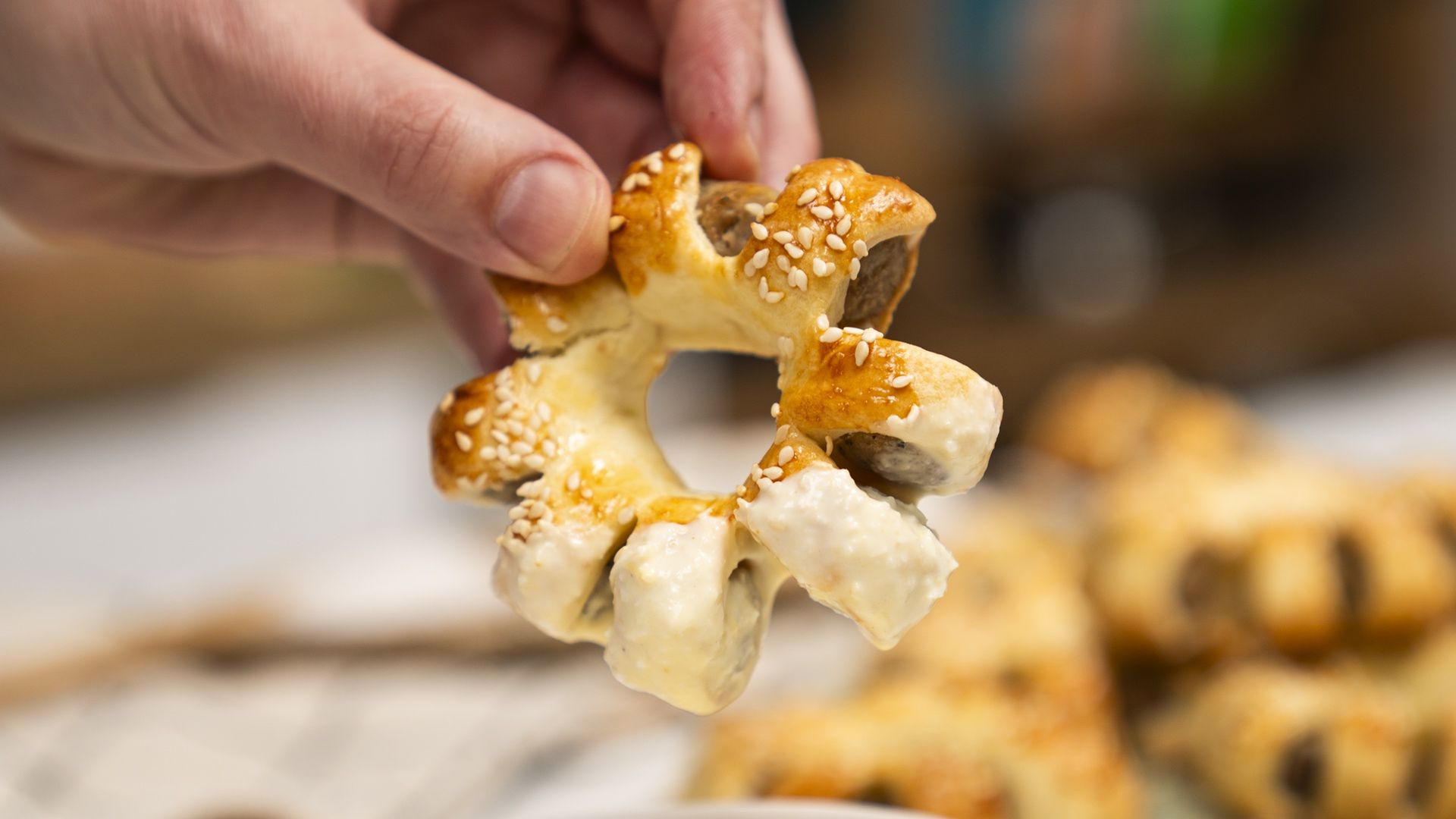 Wielkanocne stokrotki z białą kiełbaską. To przepis na świąteczny hit