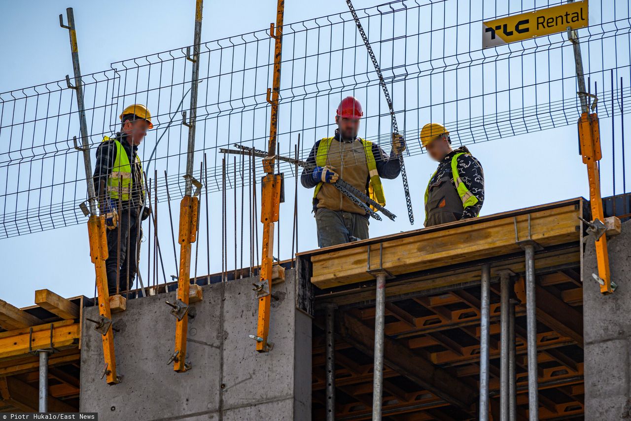 "Całe pokolenie Polaków spakuje się i wyjedzie. Nic ich w Polsce nie trzyma". Ekspert ostrzega