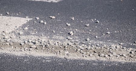 Uwaga kierowcy! Rozlany beton na dwóch ulicach – kamienie strzelają spod kół [ZDJĘCIA]