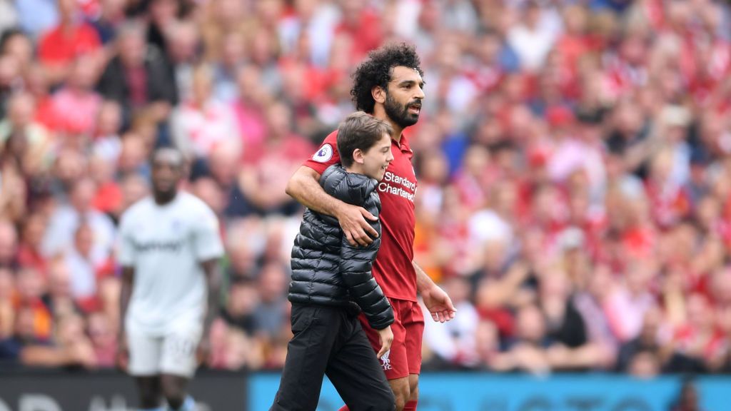 Getty Images / Laurence Griffiths / Na zdjęciu: kibic Liverpoolu i Mohamed Salah