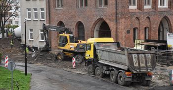 Malbork: Przebudowa ulicy Stare Miasto utrudniona przez historię ukrytą pod ziemią. Drogowcy co krok natrafiają na średniowiecze