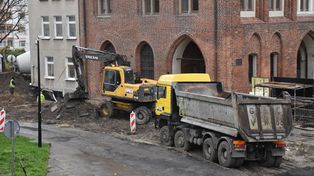 Malbork: Przebudowa ulicy Stare Miasto utrudniona przez historię ukrytą pod ziemią. Drogowcy co krok natrafiają na średniowiecze
